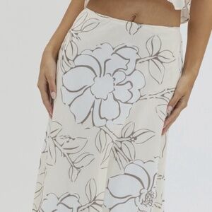 NWOT One & Only Big Floral Maxi Skirt Neutral‎